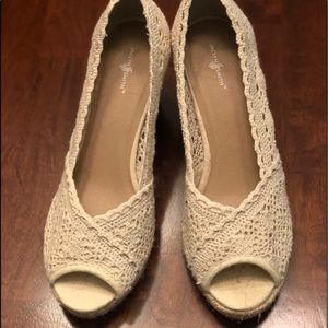 Lace, Open-toe Wedges!